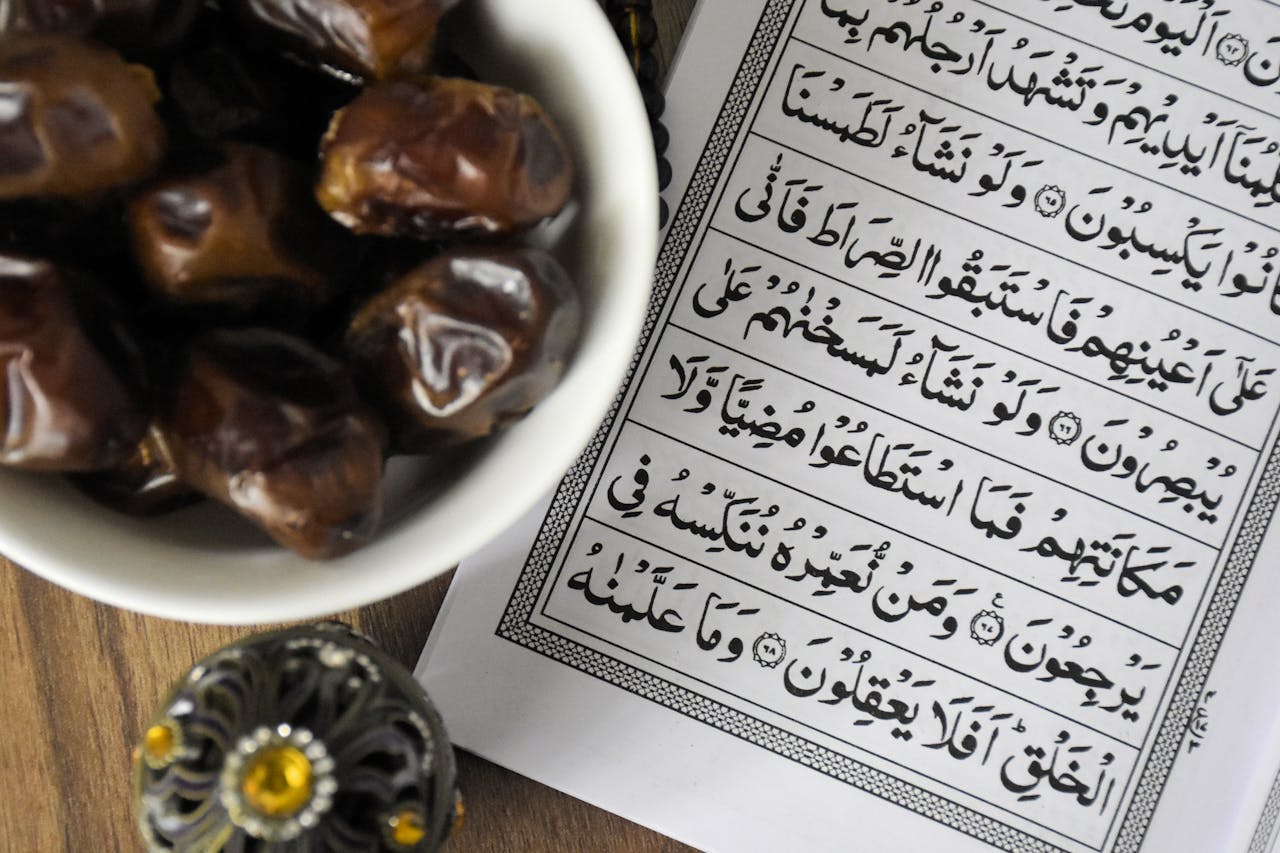 about-02 A bowl of dates with Quran, symbolizing Ramadan iftar tradition.